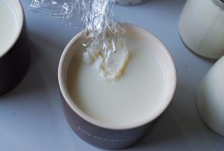 表面如有气泡，用干净的保鲜膜点一下，气泡就没有了