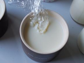 表面如有气泡，用干净的保鲜膜点一下，气泡就没有了