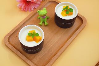 做好的酸奶放冰箱钝化4个小时后，喜欢原味的直接食用，喜欢搭配水果的，切点喜欢的水果粒放酸奶上，一并食用