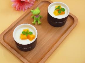 做好的酸奶放冰箱钝化4个小时后，喜欢原味的直接食用，喜欢搭配水果的，切点喜欢的水果粒放酸奶上，一并食用