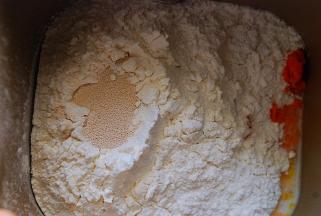 将主料中除黄油以外的所有材料放入面包桶中，揉20分钟左右