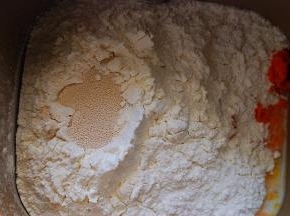 将主料中除黄油以外的所有材料放入面包桶中，揉20分钟左右