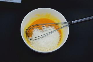 将辅料中的材料全部混合在一起