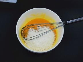 将辅料中的材料全部混合在一起