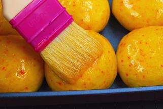 面团发至2倍大小后，在表面刷轻轻的刷上蛋黄液