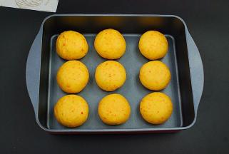 包好滚圆，收口向下，依次做好全部，放入不粘烤盘中进行二发