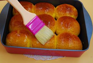 烤箱预热，170度，中层，上下火，15分钟，表面上色即可，烤好后趁热刷一层黄油液