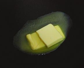 动物性无盐黄油入不粘锅中小火融化