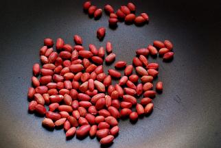 红皮花生入炒锅中炒熟