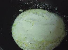 倒入奶粉
