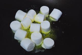 倒入棉花糖，搅拌至与黄油完全融合状态