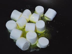 倒入棉花糖，搅拌至与黄油完全融合状态