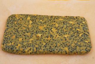 倒在油纸上，盖上一层油纸，用擀面杖擀平整，约为1CM左右厚度