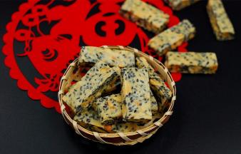 冷却至还有一丁点软的状态后，切成宽1CM，长约5CM的糖块