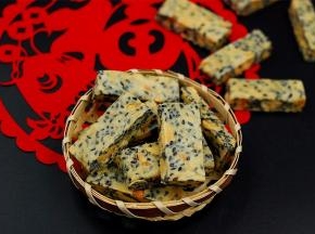 冷却至还有一丁点软的状态后，切成宽1CM，长约5CM的糖块