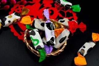 逐个包上糖纸即可