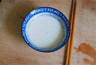 100G清水加上25G高筋面粉，用筷子搅匀