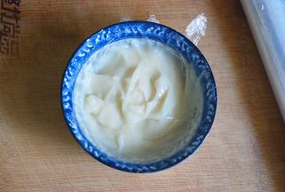 微波炉加热1分钟，呈糊状搅匀，盖保鲜膜保湿，冷却后，放冰箱冷藏一小时以上，方可使用