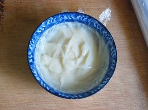 微波炉加热1分钟，呈糊状搅匀，盖保鲜膜保湿，冷却后，放冰箱冷藏一小时以上，方可使用