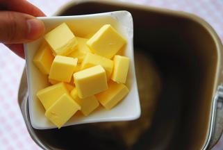 加入软化好的黄油，搅拌至扩展阶段，能拉出手套膜即可