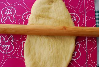 取出面团，用擀面杖进行排气处理