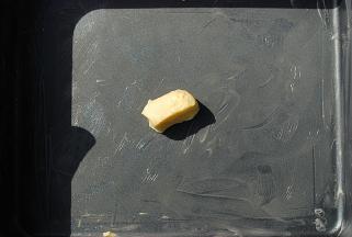 烤盘底部及四周抹上黄油