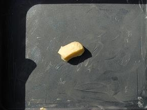 烤盘底部及四周抹上黄油