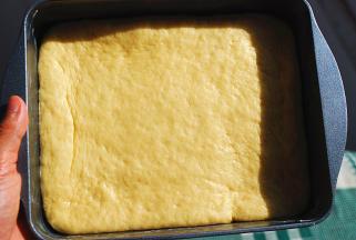 将面团擀成和磨具一般大小后，倒入模具中，整理一下，进行最后发酵