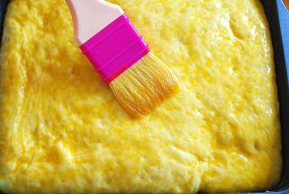 表面用刷子，搅匀的刷上蛋液