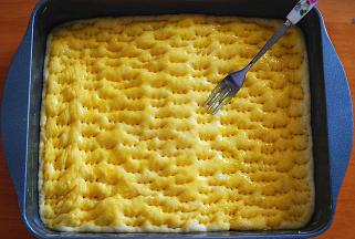 用小叉子或是牙签扎上小洞方便排气，以免烤制过程中，面团鼓包