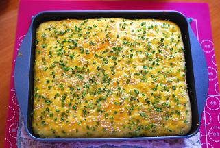 烤箱预热10分钟，中层，上下火，170度，20分钟左右，至表面金黄即可