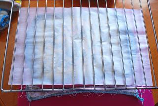 表面铺上油纸，架上烤网