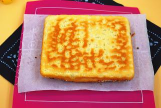 轻轻松松就把面包片翻转过来了