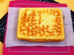 轻轻松松就把面包片翻转过来了