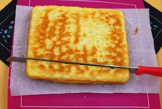 在面包片上横着浅浅的割数道口子，千万别割断了哦