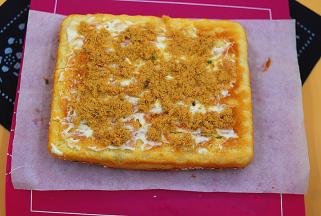 割好后，先抹上一层沙拉酱，在撒上自制肉松（用量可根据个人喜好哦）