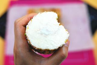 在每一份的头尾两侧，抹上沙拉酱