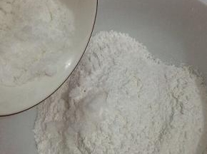 面粉中加入白糖