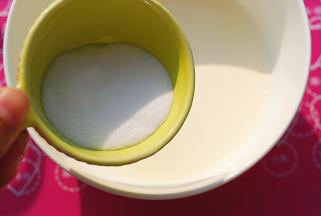 加入糖粉，搅拌均匀