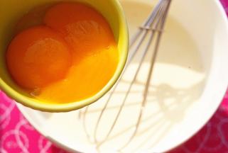 最后倒入蛋黄，彻底搅打均匀