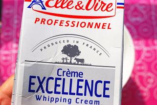 将鲜牛奶和淡奶油倒入料理碗中吗，拌匀