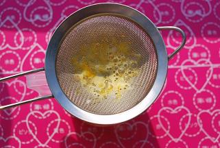 过筛3次，将杂质滤除