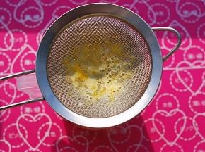 过筛3次，将杂质滤除