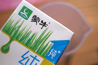 鲜奶按量倒入量杯中，待用