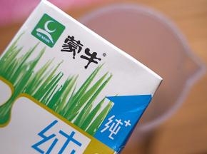 鲜奶按量倒入量杯中，待用