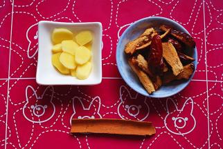 生姜切片，大枣洗净去核切四瓣，称量一块桂皮，备用