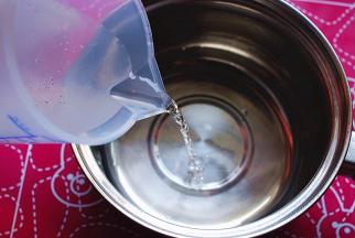 小锅中倒入400ml水，烧开