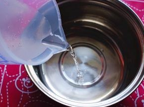 小锅中倒入400ml水，烧开