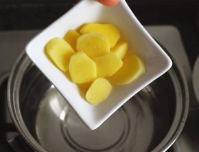 煮沸后加入姜片，略煮一会儿，水中能闻到浓郁的生姜味即可