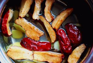 再放入准备好的大枣、桂皮，煮约3分钟左右